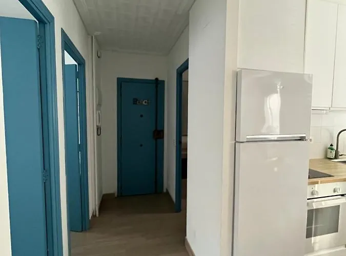 Modernized 3-Bedroom Flat 500M To The Beach